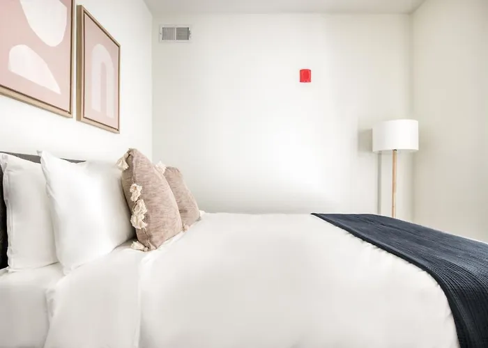 1br W Lounge Pool Gym Nr Metra Chi-866